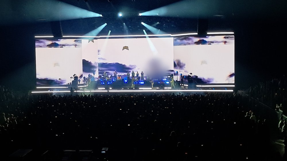The arena, shortly after the rumour started. The band is somewhere in the light.